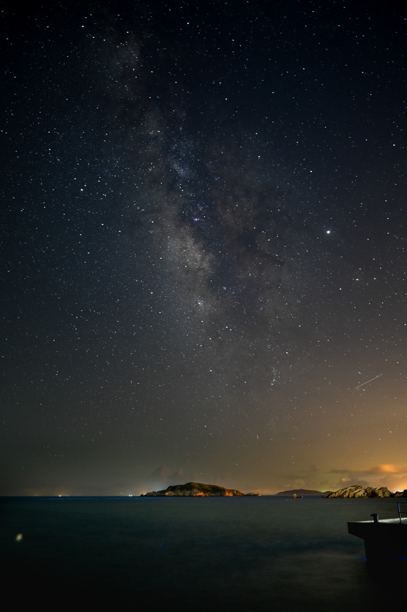 花鸟岛星空,光污染让银河稍显暗淡,暖色光线却提供了不一样的氛围