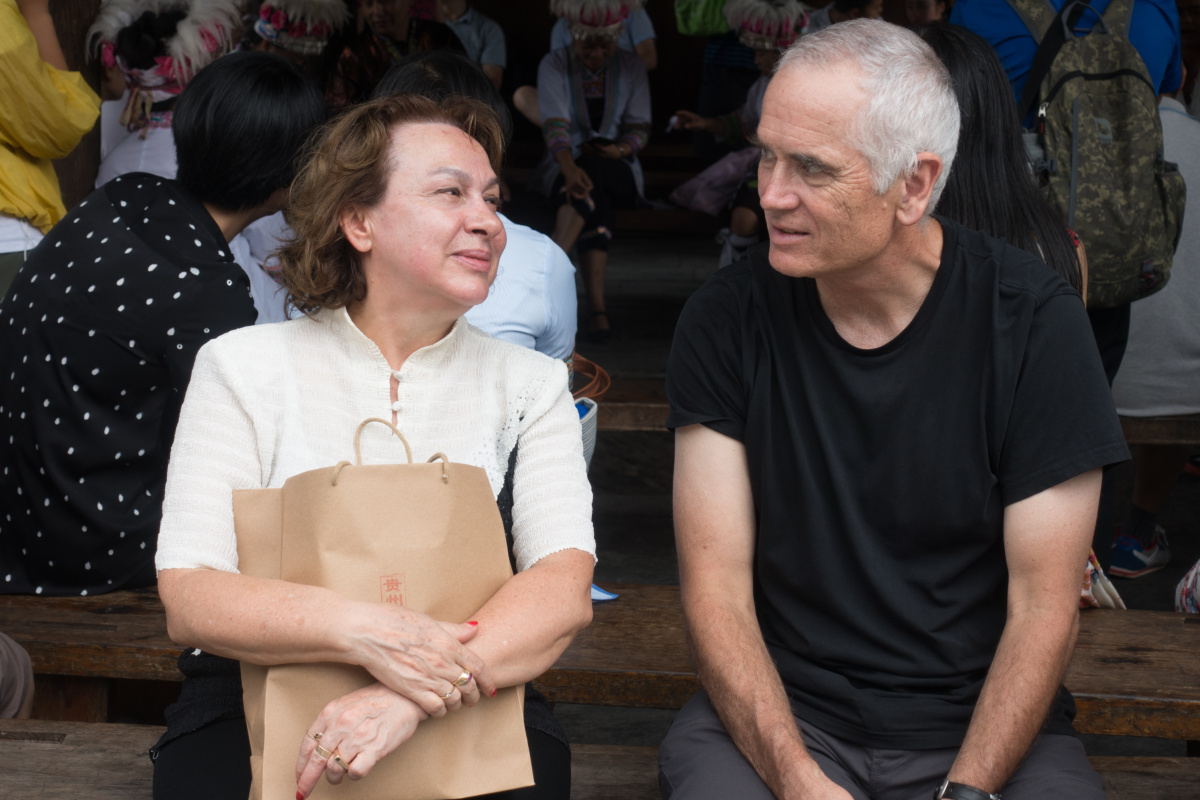 在肇兴侗寨抓拍一组中外交流的老外