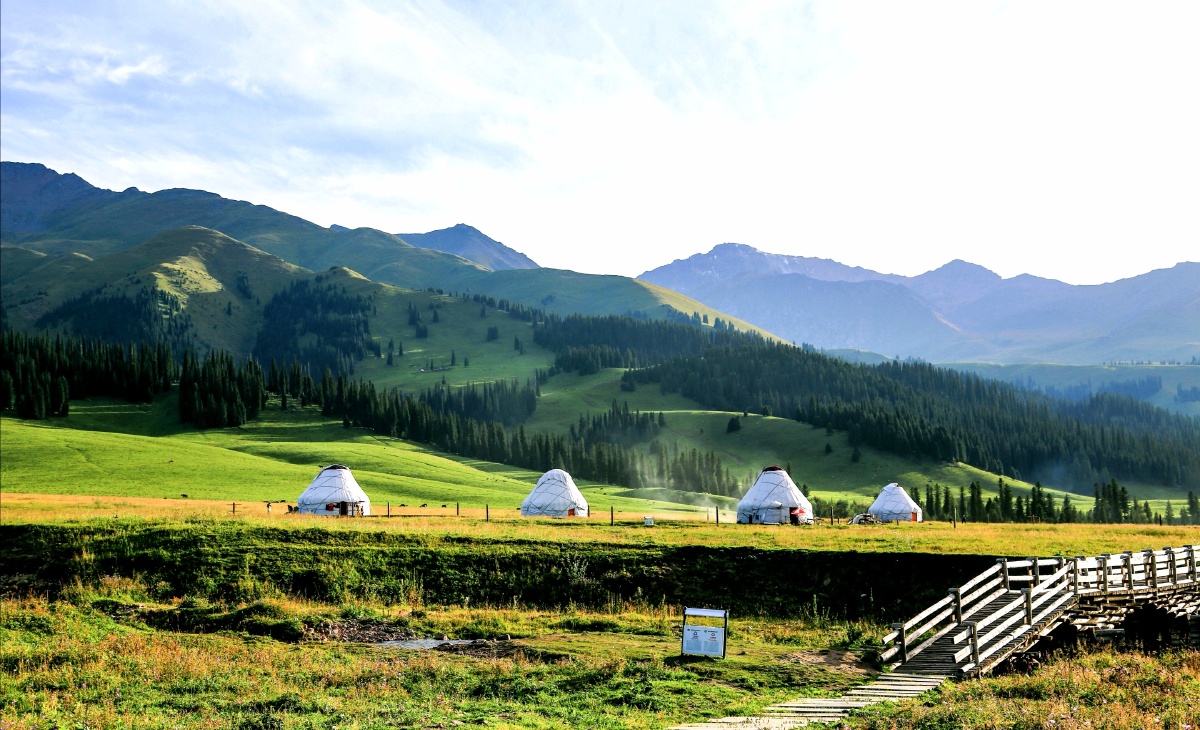 草原上的蒙古包