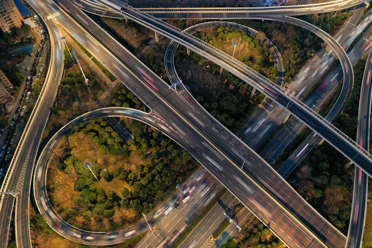 立交桥四通八达的立交桥给人们带来了交通便捷和勃勃生机