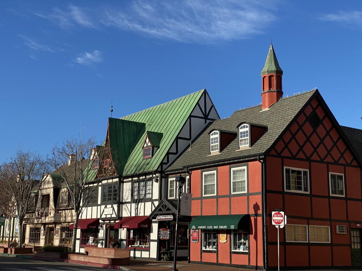 美国索尔万小镇,也叫丹麦小镇,保留了丹麦的建筑风格.