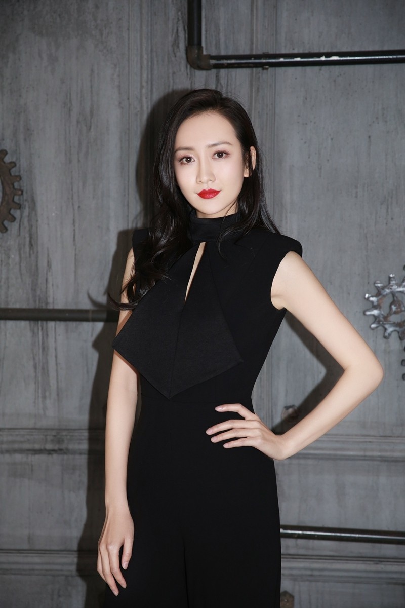 王鸥红唇黑装 优雅高贵亮眸深情