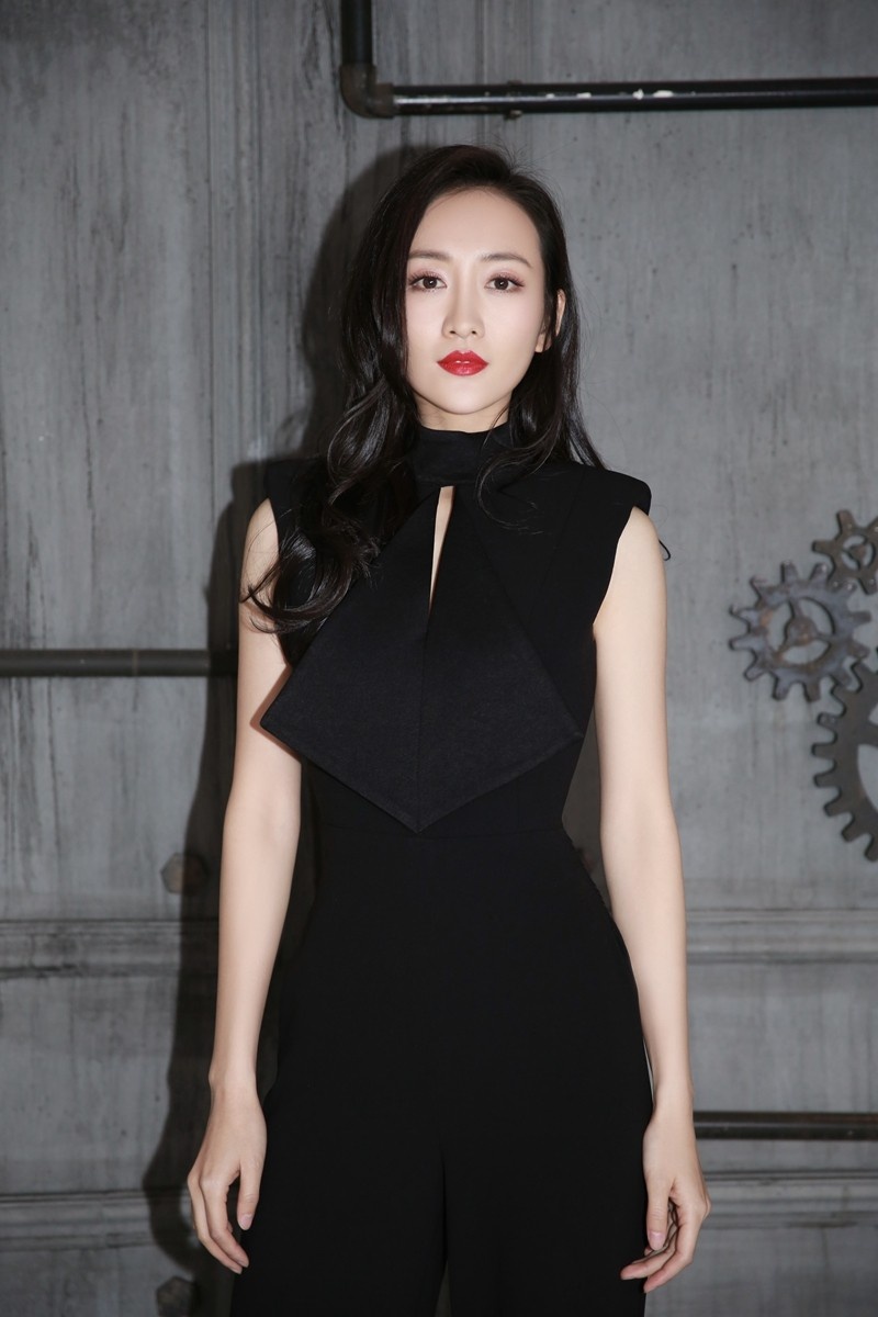 王鸥红唇黑装 优雅高贵亮眸深情