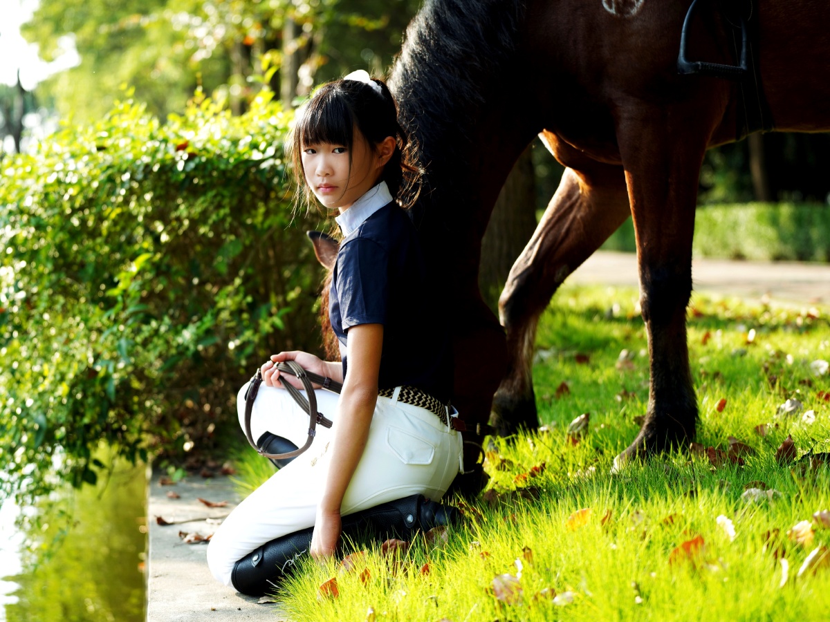 马术少女有时尚大片的感觉