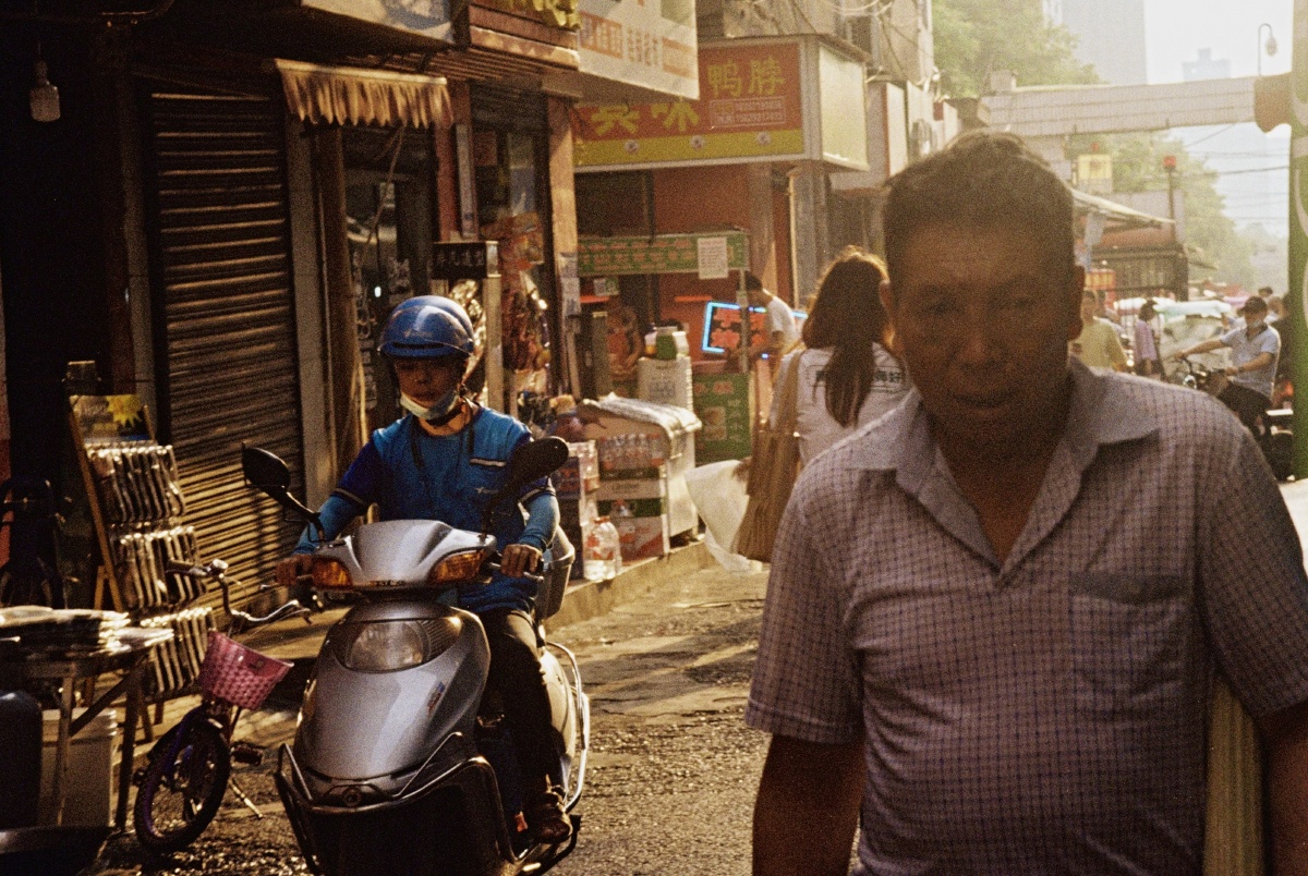 西安东八里村夕阳下的奔波