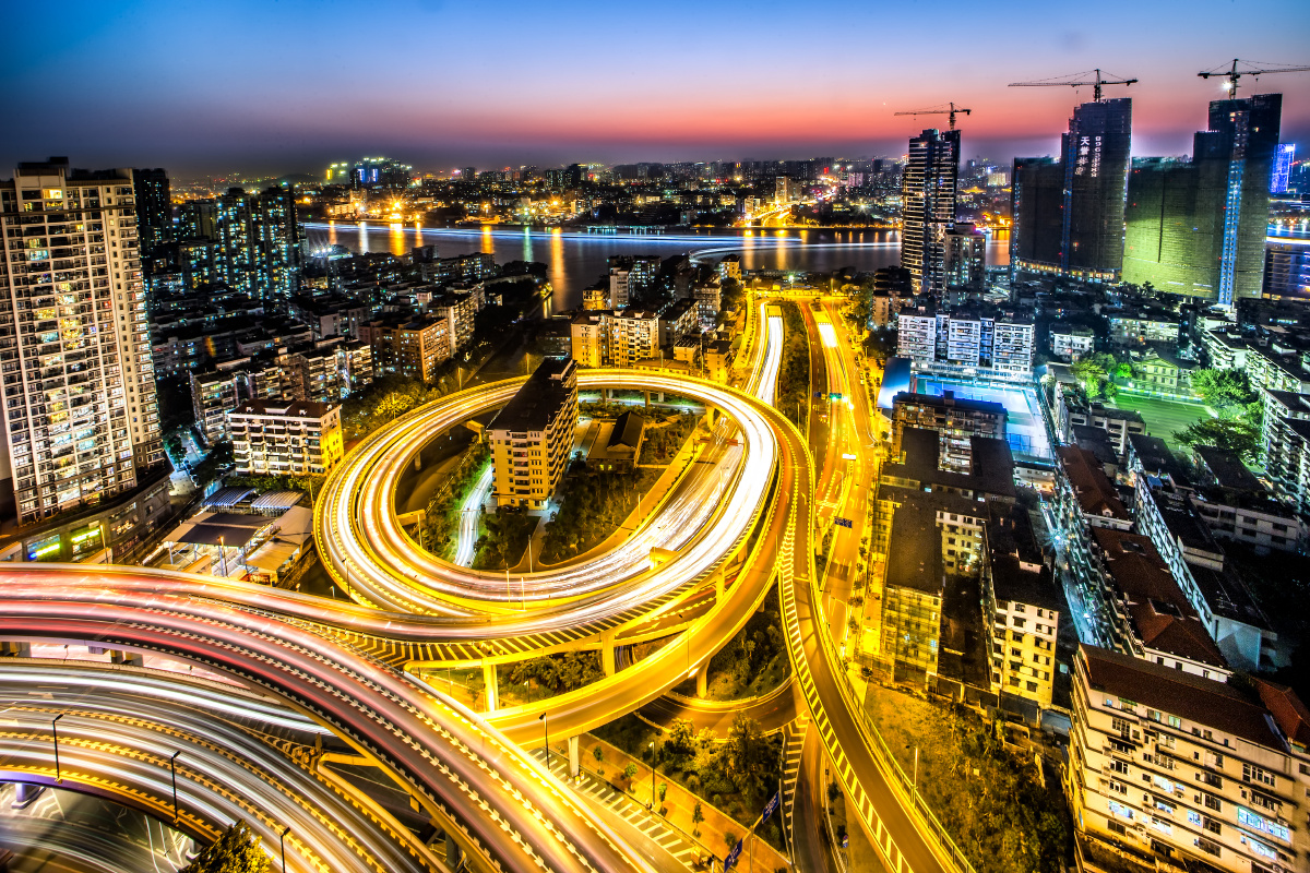 其中一个路段出现奇特的一个景象,2个楼房被洪德立交所