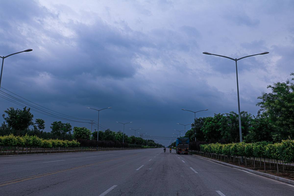 灰蒙蒙的天空就像模糊了的眼睛透露给我的永远是迷惘