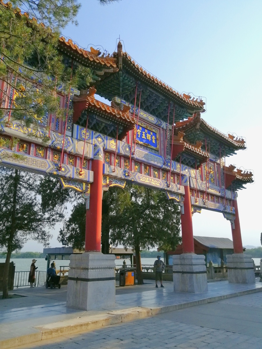 牌楼夕照摄于颐和园昆明湖北岸云辉玉宇牌楼下