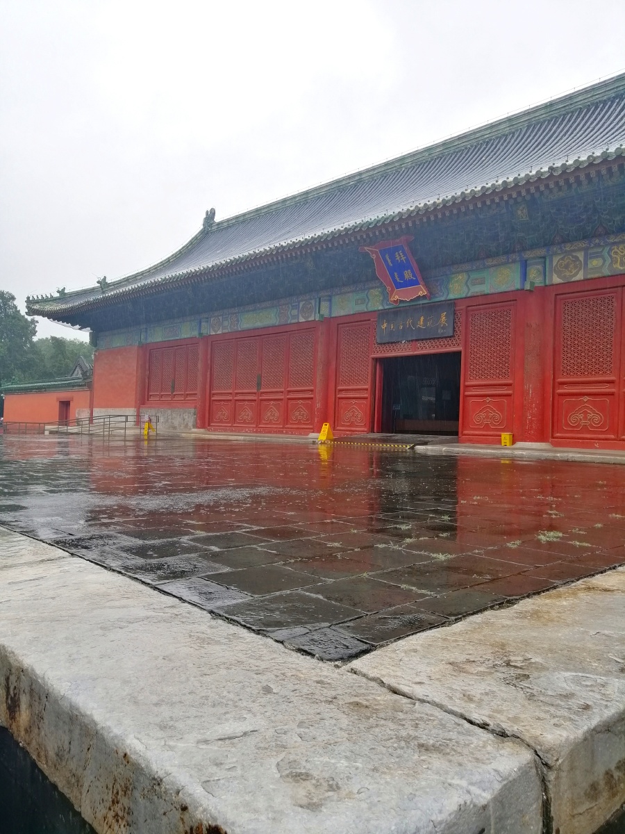 雨中古殿摄于先农坛拜殿东南方向