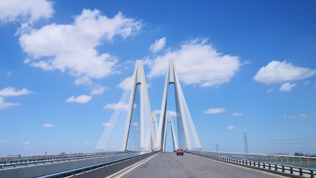 蓝天白云下的大桥