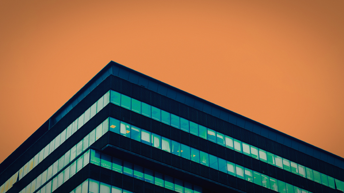 青橙色建筑天空对比