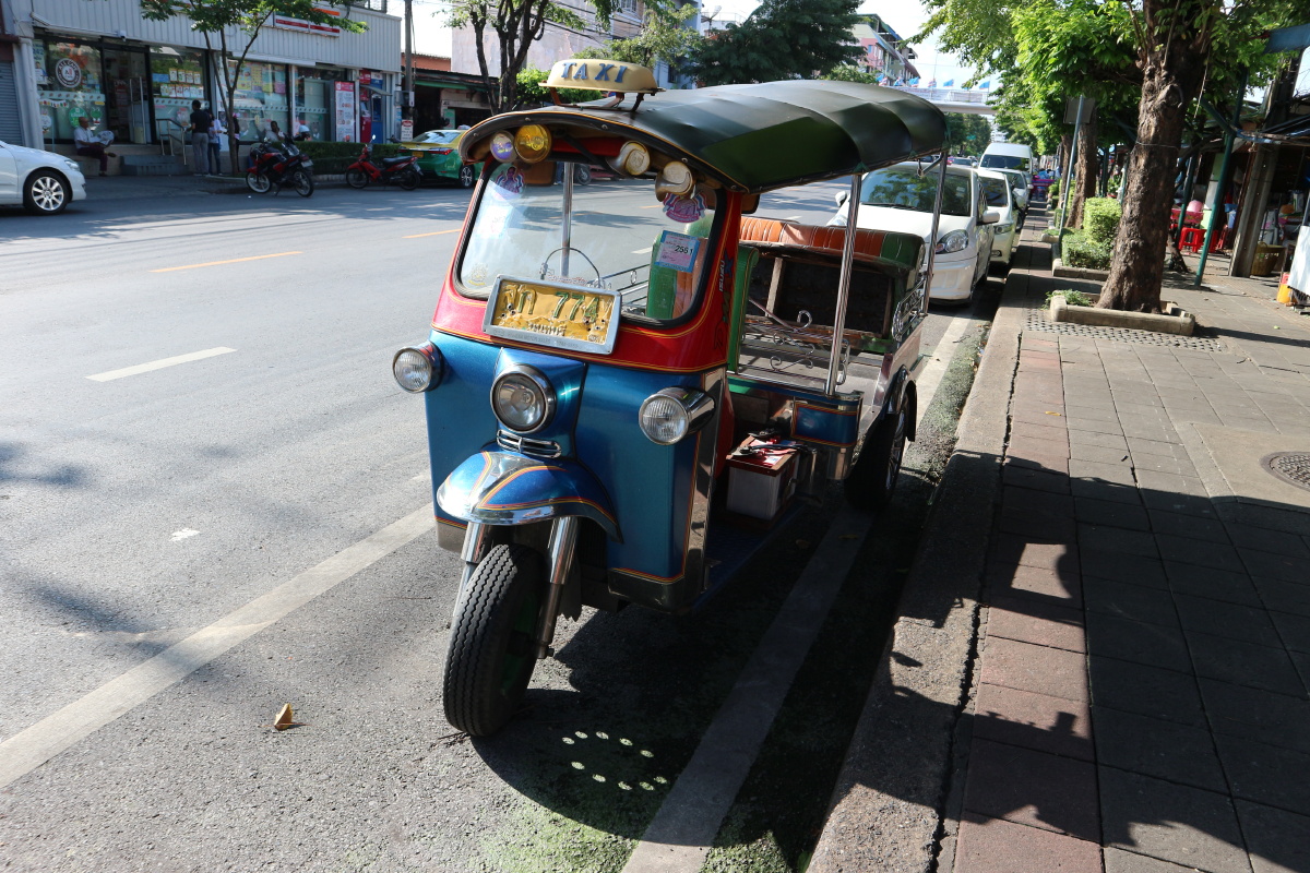 泰国曼谷街头的tutu车