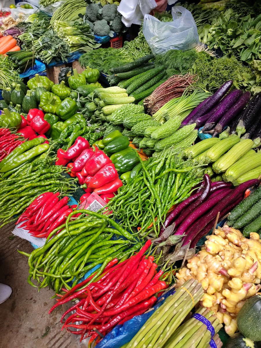 云南昆明纂新农贸市场上的新鲜蔬菜