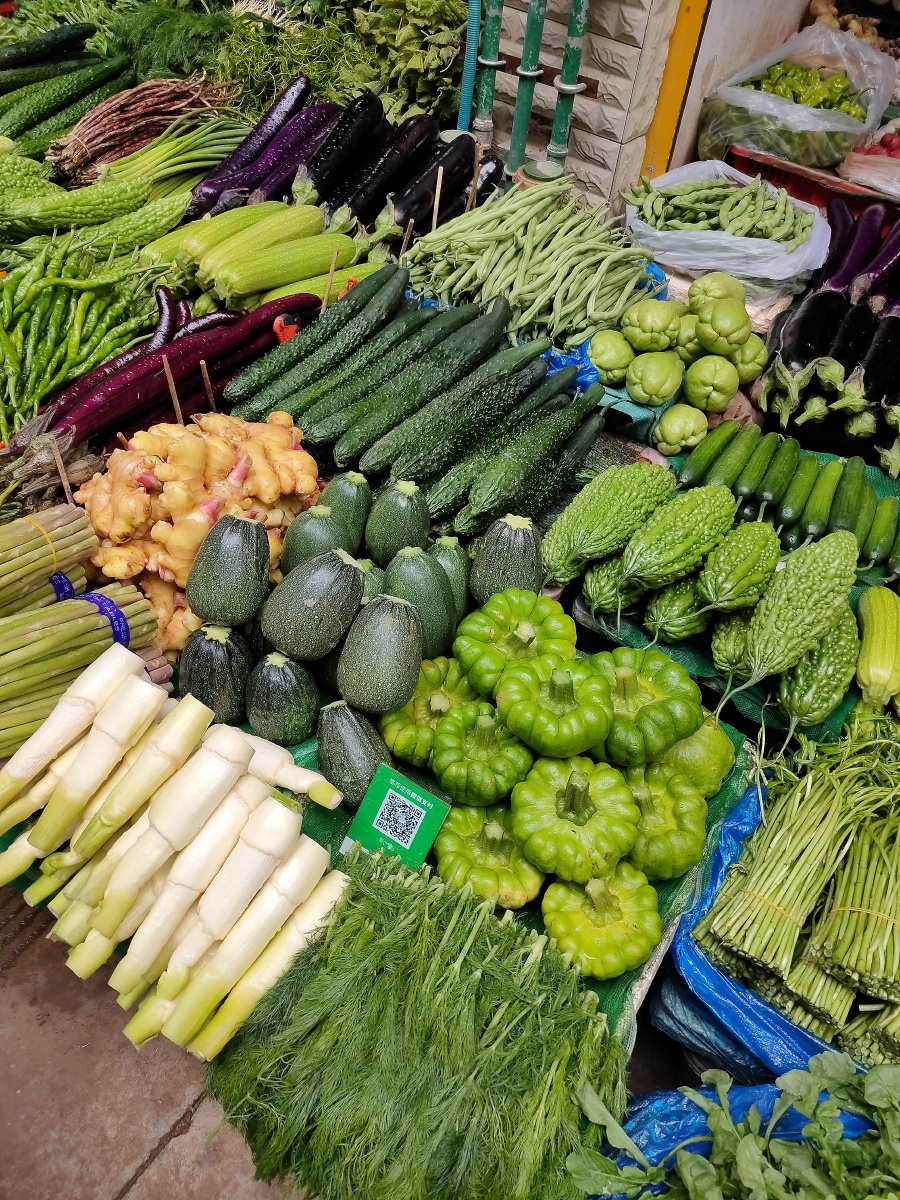 云南昆明纂新农贸市场上的新鲜蔬菜