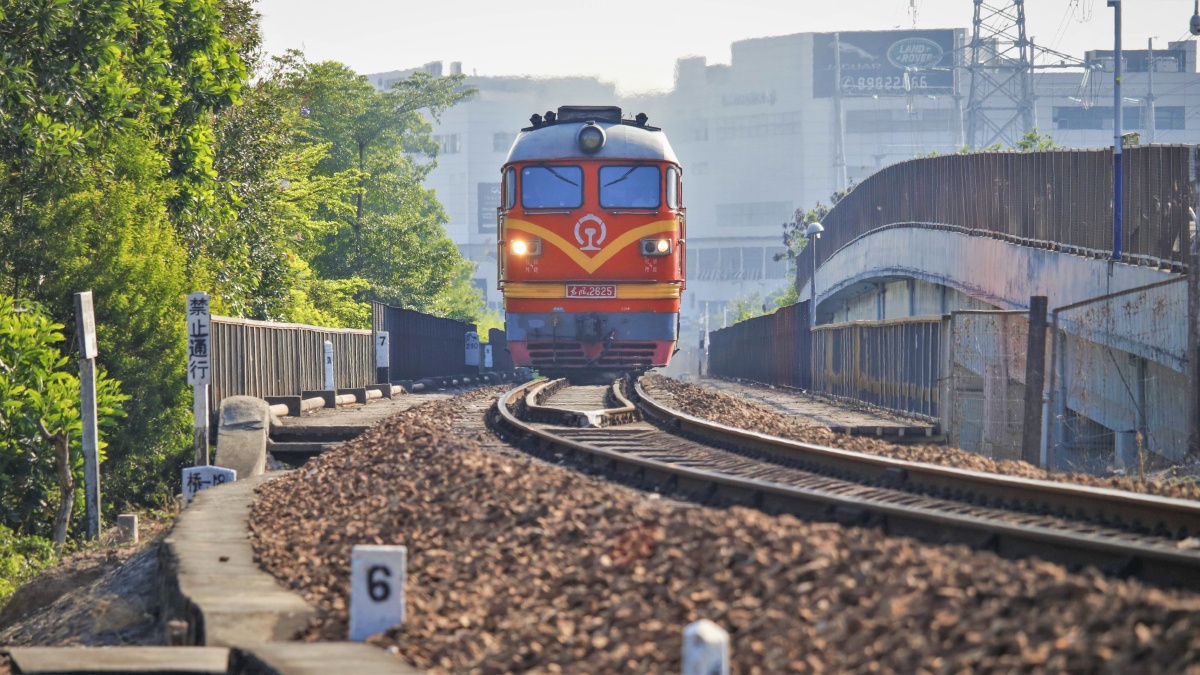 df4bk2625牵引k256次通过西丽至深圳西站区间弯道