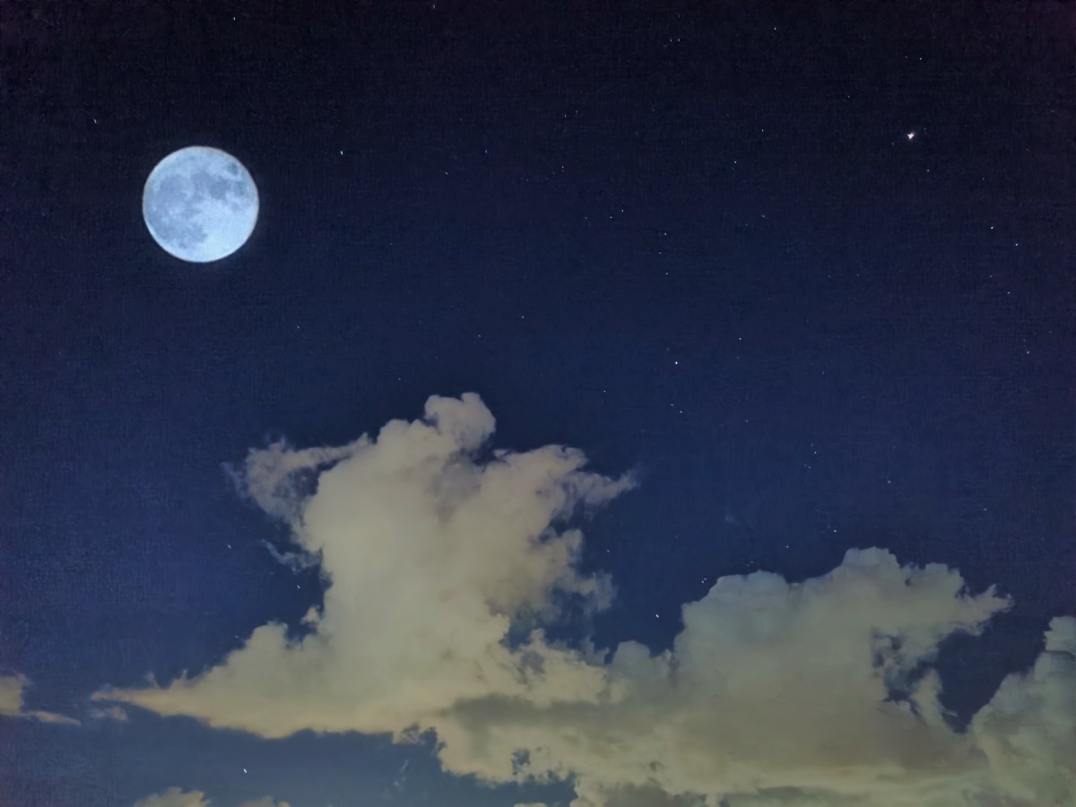 是后期加的,开始只觉得这片云好看就把它拍了下来,是在夏天晚上拍的