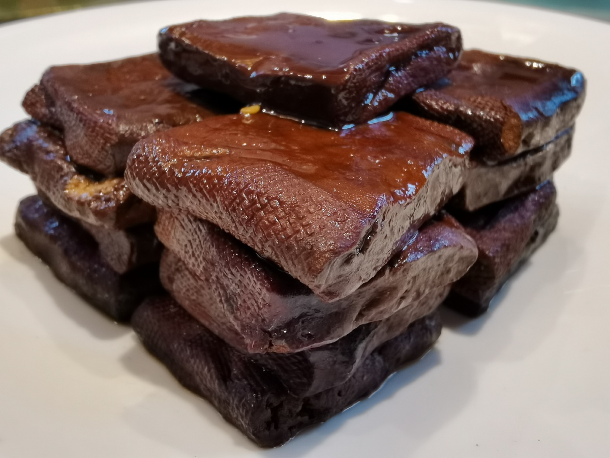 黑豆腐干是江苏省苏州市吴江市区震泽镇著名的特产已有二三百年的历史