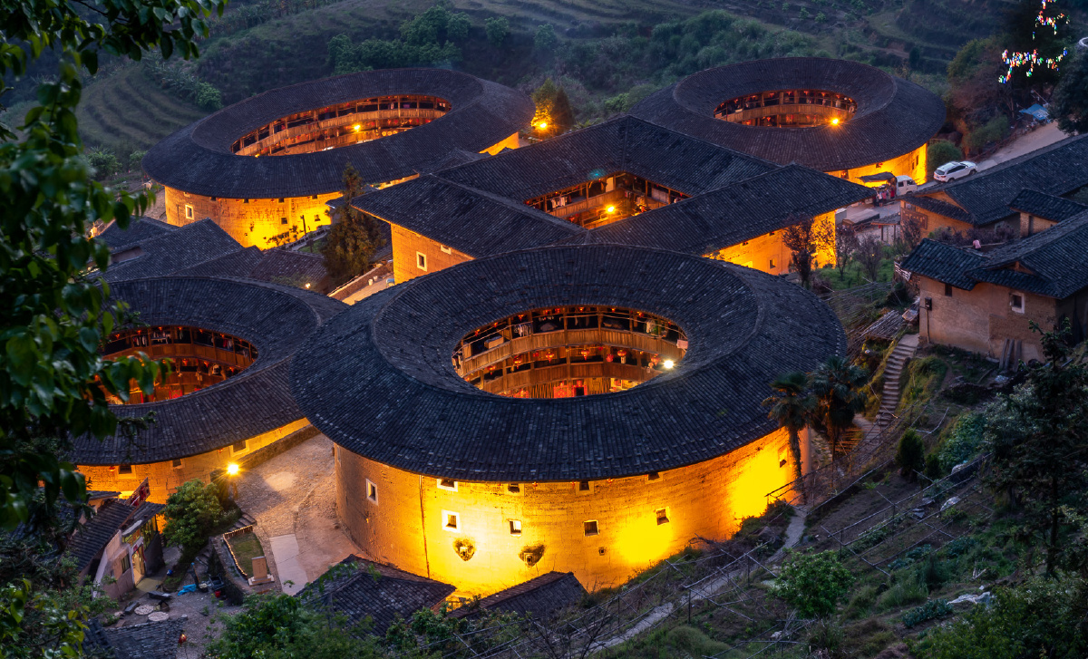 拍摄福建土楼建筑群的白天与夜晚