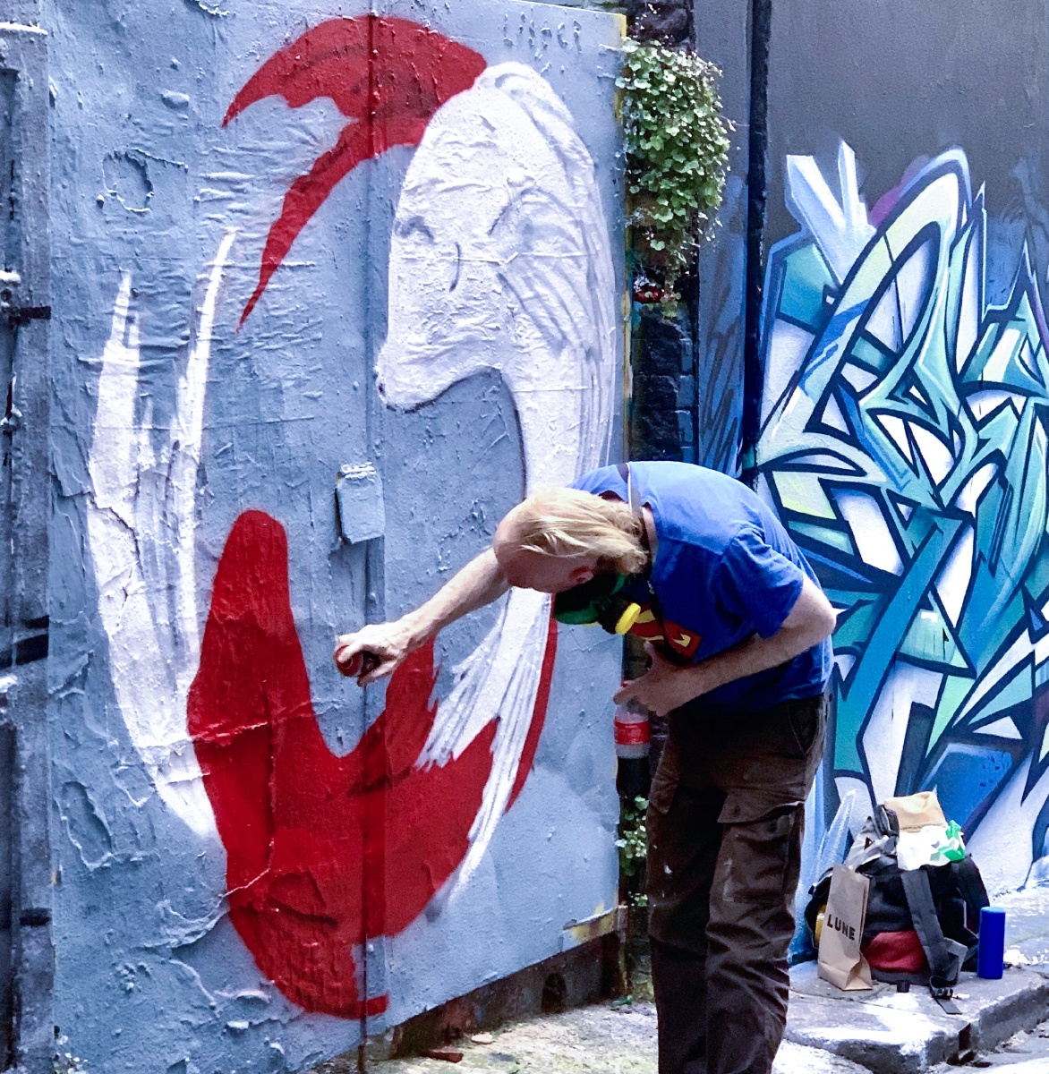 涂鸦艺术家忙碌着
