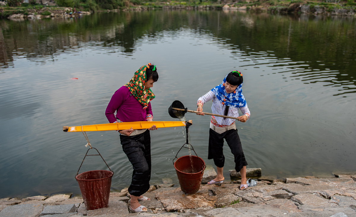 勤劳的惠安女系列之四担水浇菜园