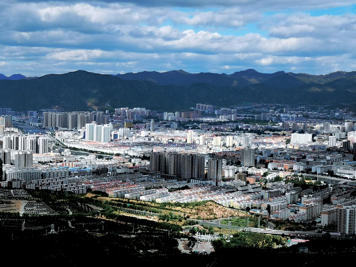 八角台上远眺张家口城区美不胜收