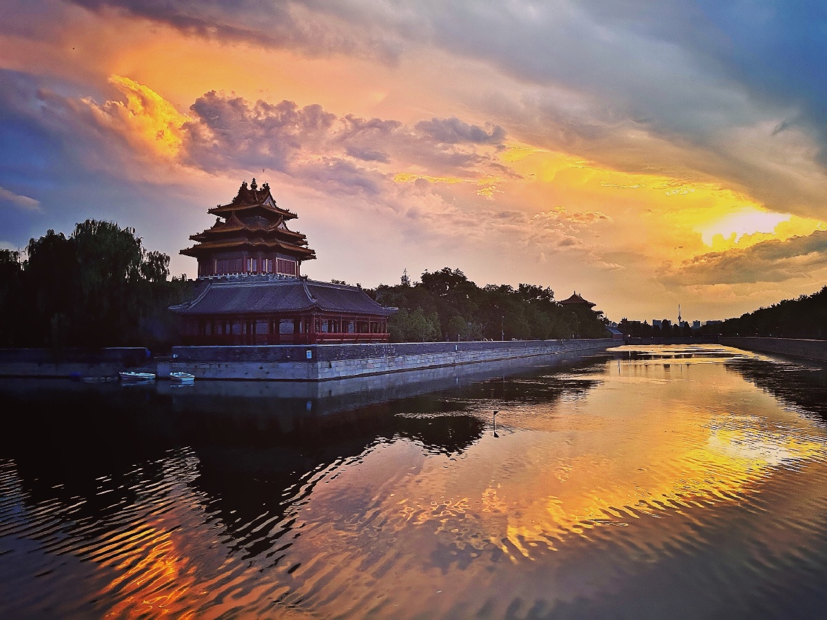 夏日阵雨过后夕阳映着云朵为精美的故宫角楼增色多多
