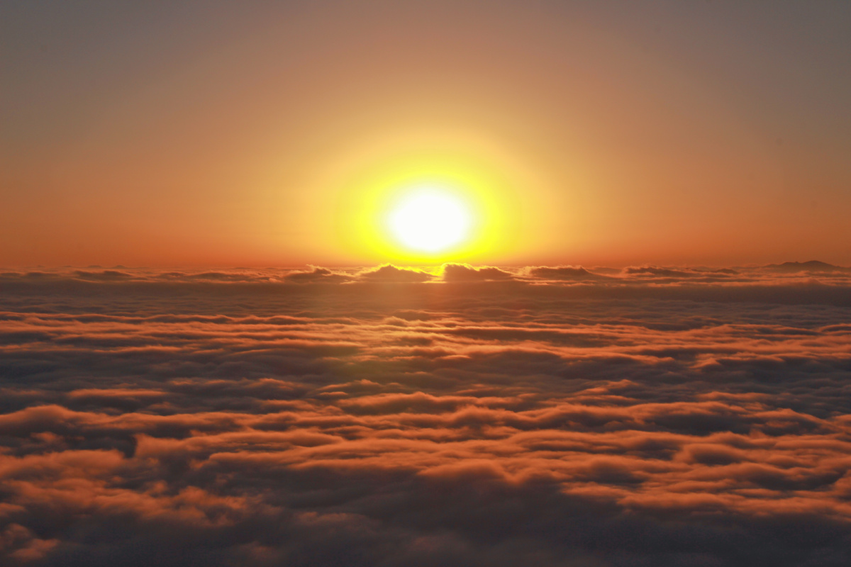 云上日出