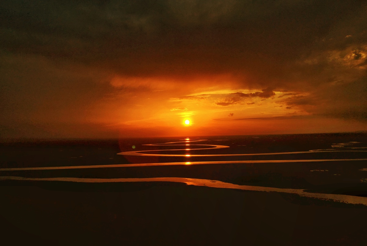 九阳联珠新疆巴音布鲁克九曲十八弯落日奇观在确定的时间和确定的角度