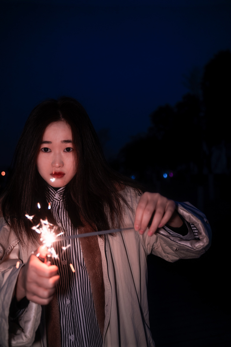 除夕当然要有仙女棒烟花棒和漂亮小姐姐才叫仙女棒