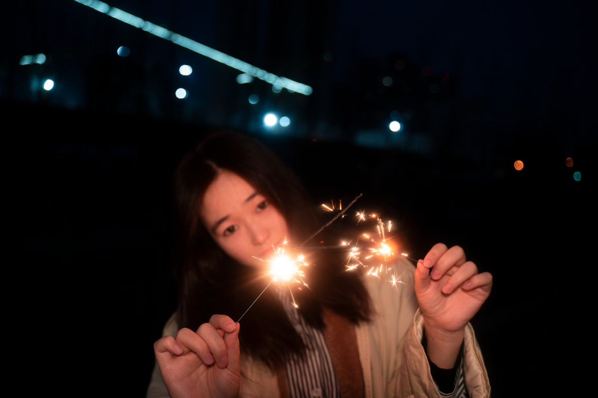 除夕当然要有仙女棒烟花棒和漂亮小姐姐才叫仙女棒