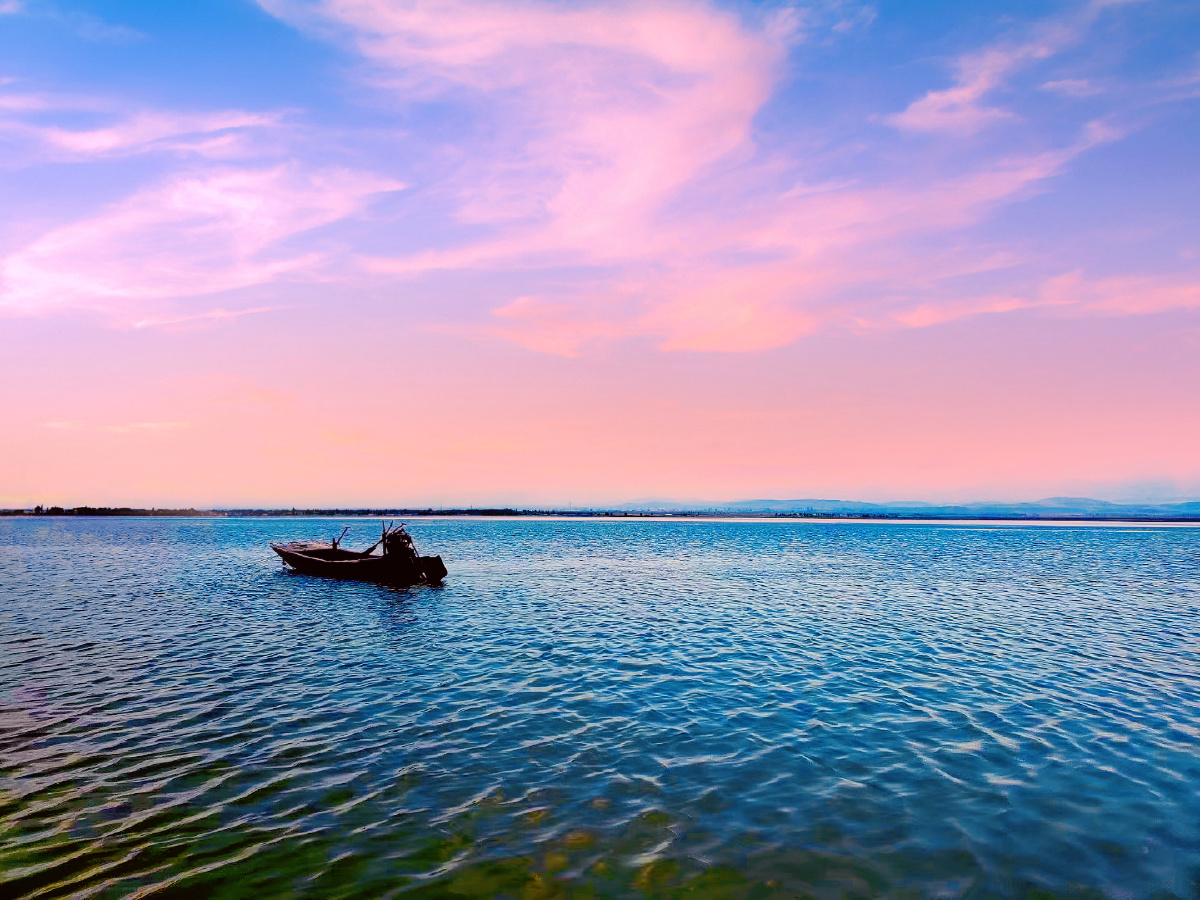 夕阳下孤单的小船 - 灼羽一 - 图虫
