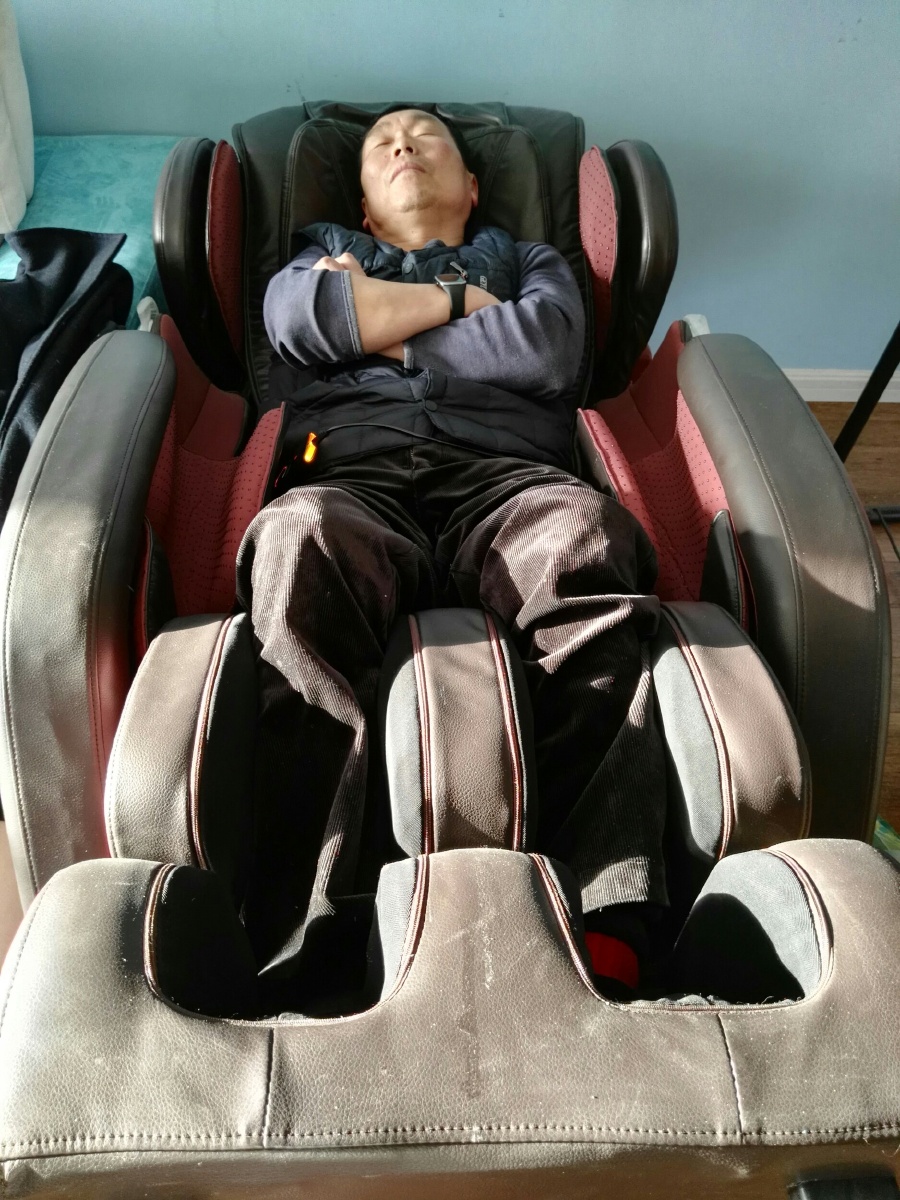 按摩机上的酣睡者