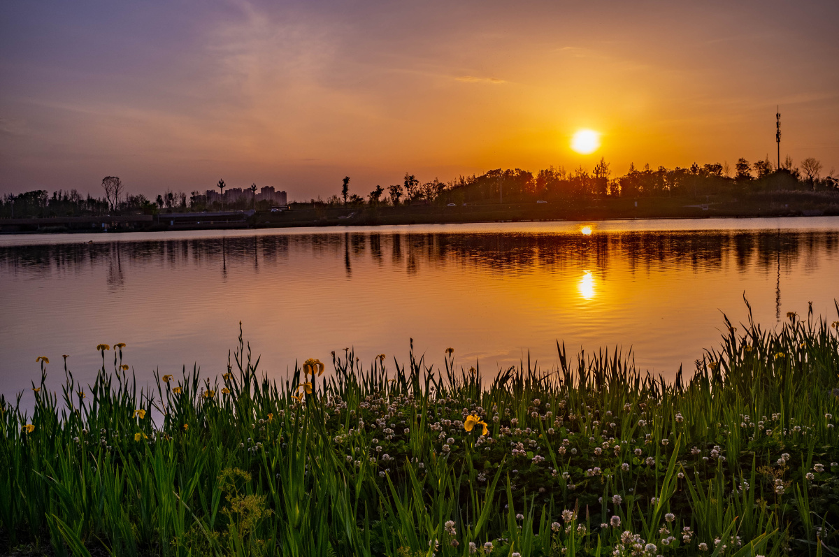 湖岸日落景色