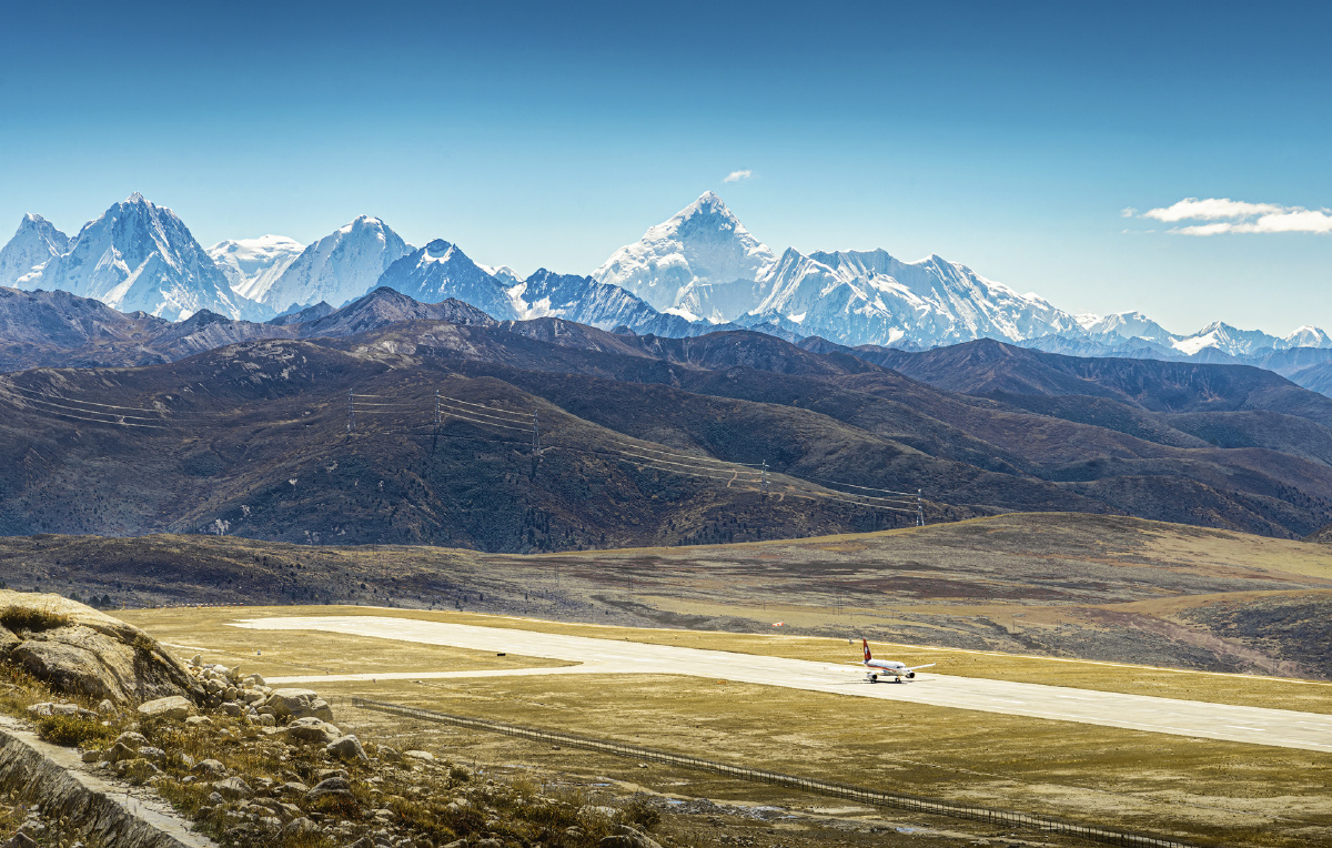 康定机场海拔4200多米机场跑道的一端是蜀山之王贡嘎雪山