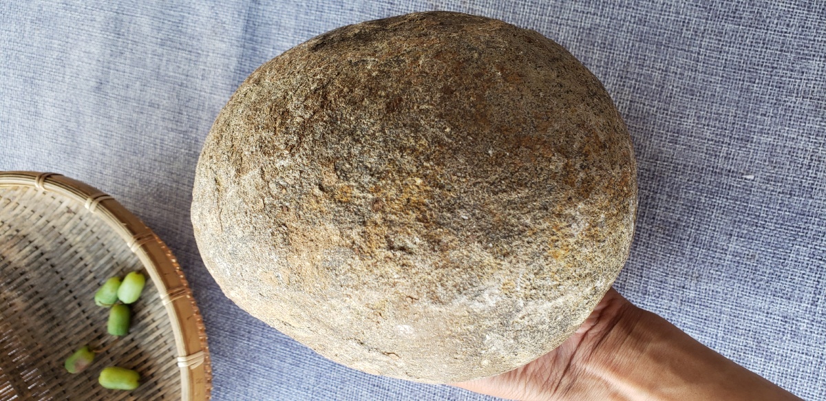 捡了两块圆形石头是不是恐龙蛋化石呢