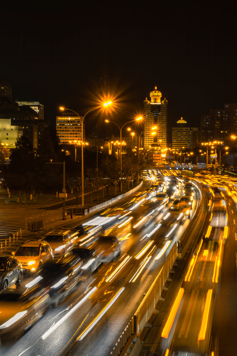 跨年夜的傍晚北京西二环车流不息人们都走在回家的路上迎着寒风准备与