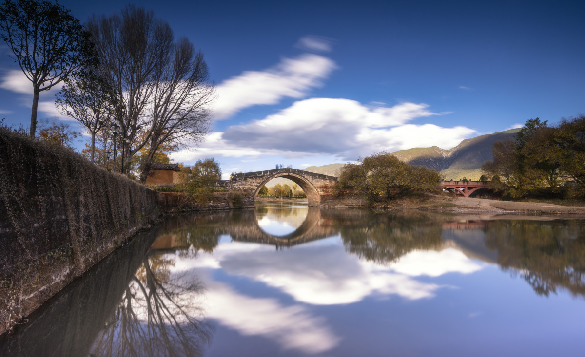 蓝天白云宁静的沙溪古镇祥和安宁