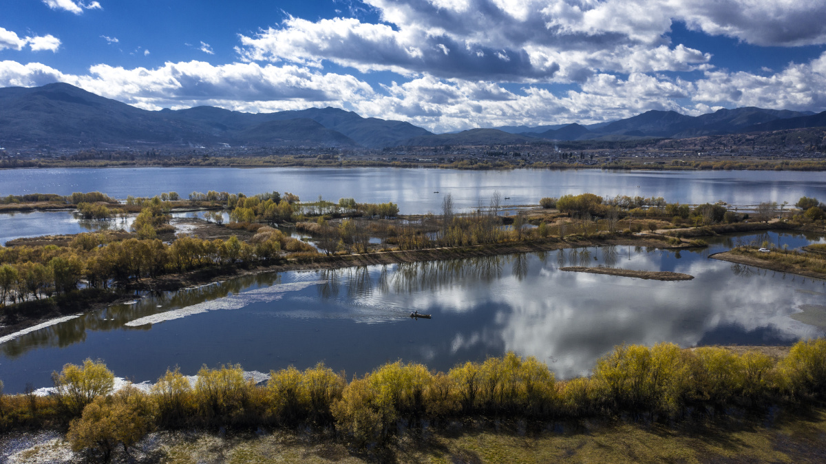 蓝天白云大理剑川县剑湖自然保护区