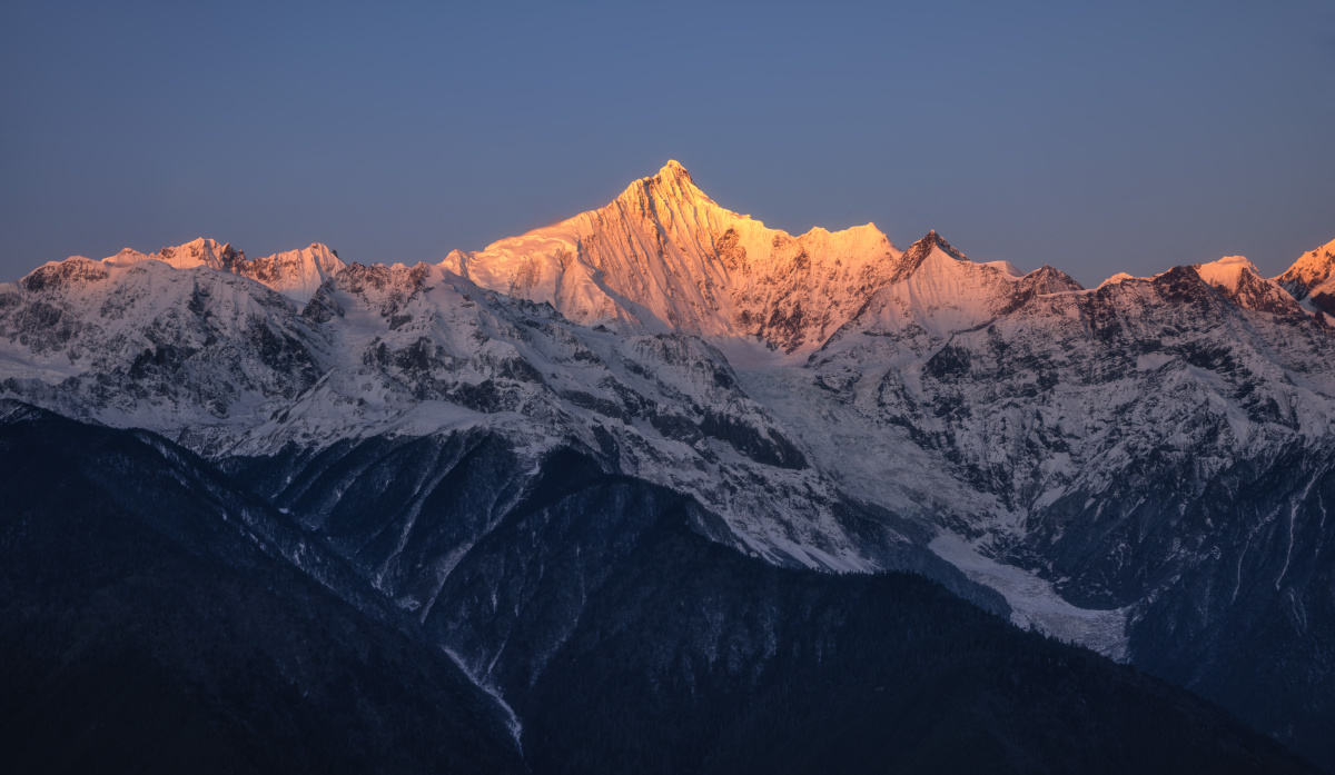 梅里雪山日出时分