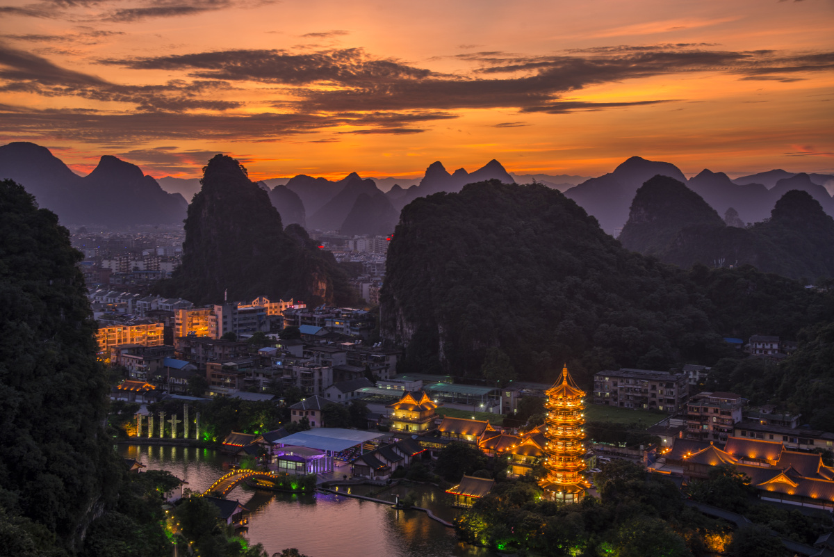 桂林叠彩山夕阳余晖