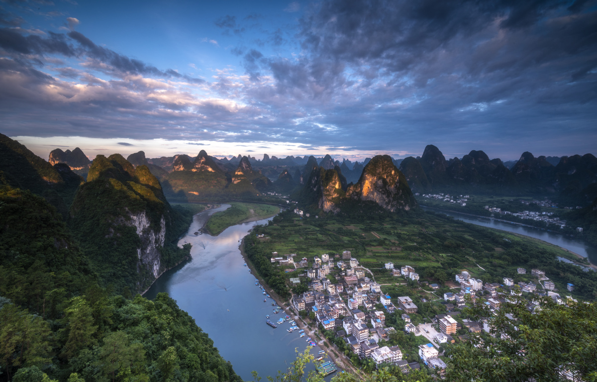 兴坪古镇老寨山日出时分