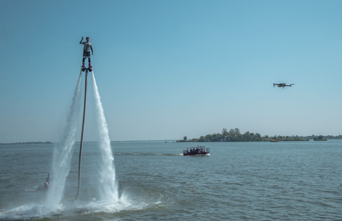 空中飞舞常德市柳叶湖水上表演