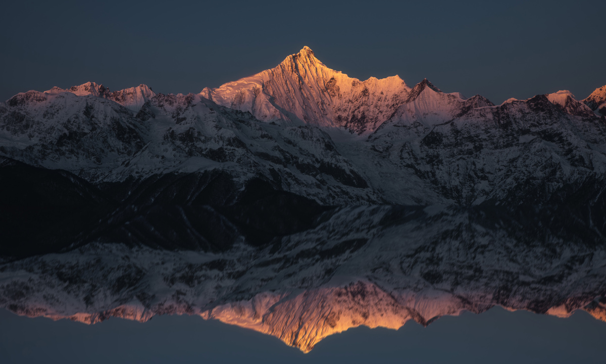 卡瓦博格峰日出时分雪山镜像