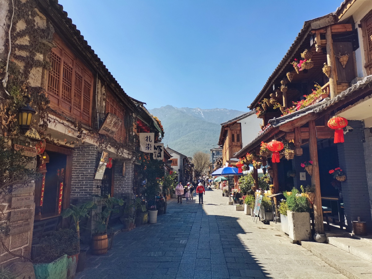 苍山下的长街2月5日见拍大理古城步行街人民路上段