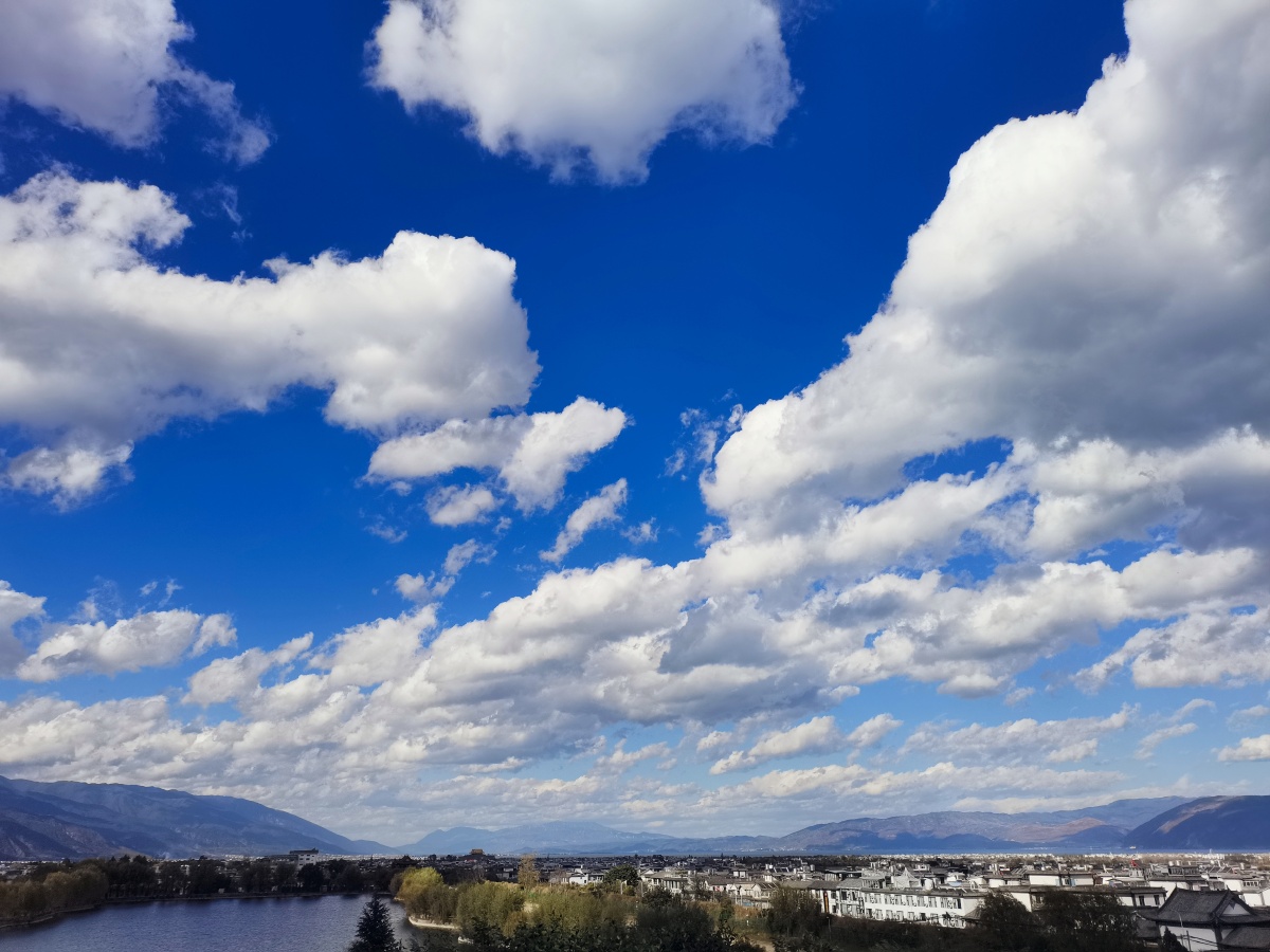 12月3日下午,大理古城诗和远方的家客栈观景台上拍摄的云朵 - 大理诗