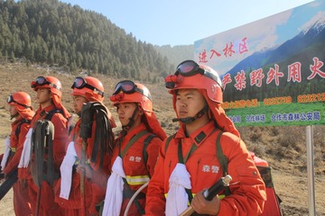 6.官兵在重点林区定点执勤