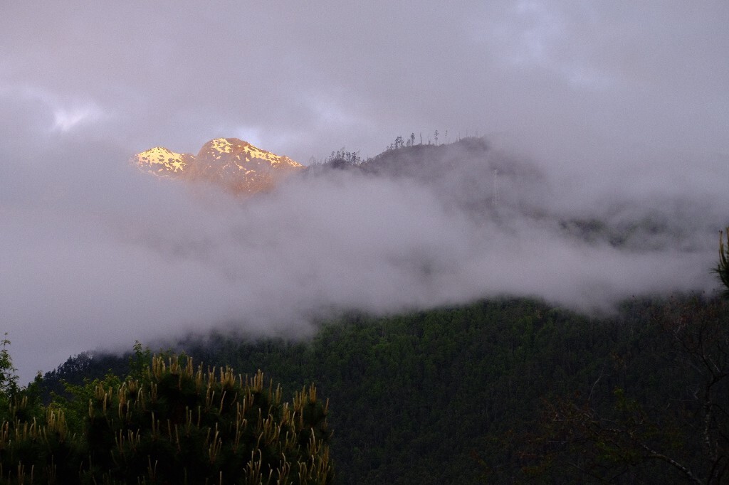 林芝八一镇，就在准备上车出发前一瞬，云雾中出现日照金山，立即取出富士XPRO2,55--200留下难得的光影瞬间。