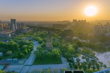 晨辉中的辽阳白塔