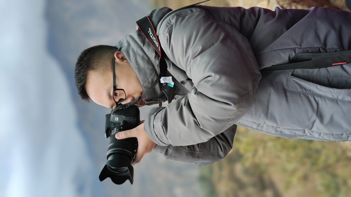 冬日正在拍照的摄影师