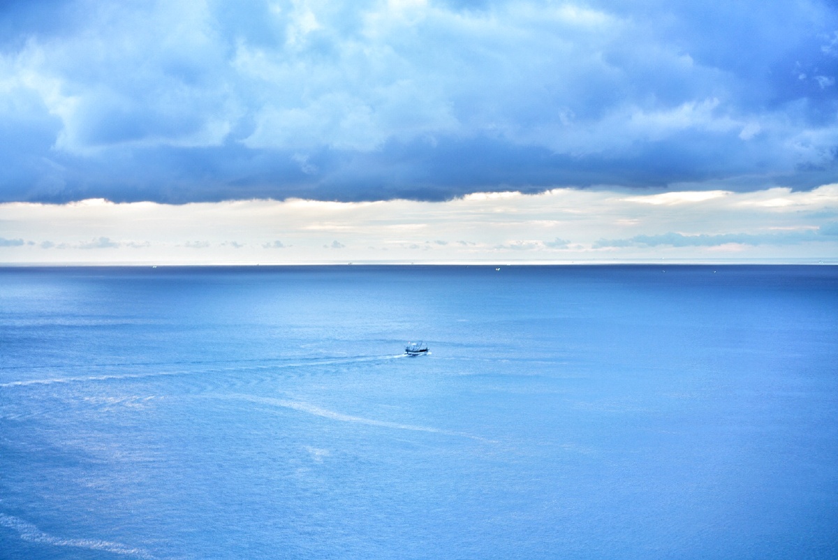 普吉岛神仙半岛的乌云与海形成一色